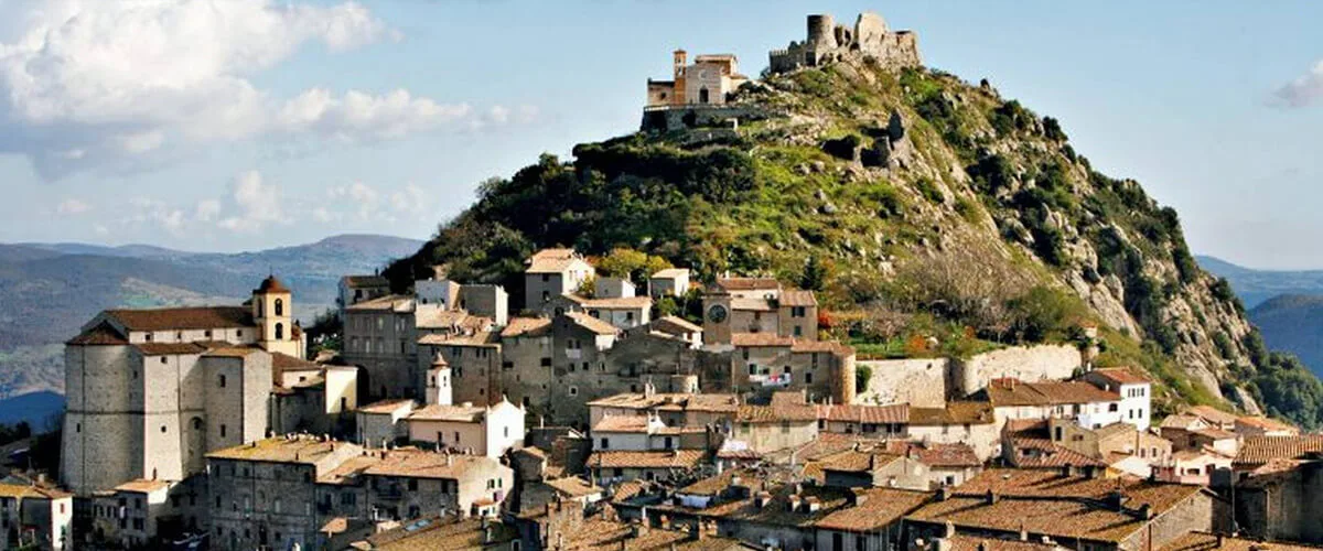 Natale  a Tolfa con la sua Torre fiabesca e le vie addobbate a festa.